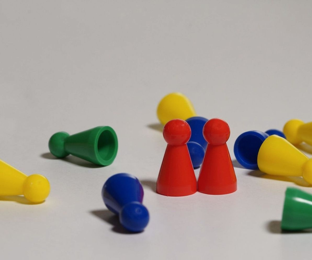 Mesa de juegos con jugadores disfrutando partidas estratégicas
